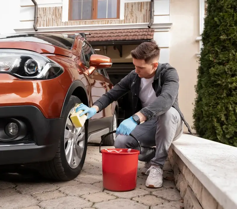 Lavage auto à domicile Neufmoutiers-en-Brie : professionnel intervenant sur un véhicule
